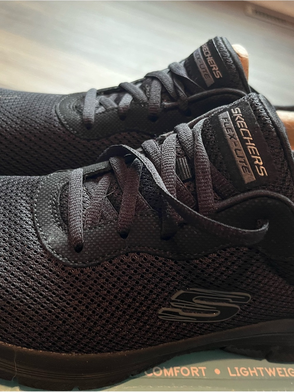 Skechers Women’s size 7 Black Mesh Flex-Lite Athletic Sneaker
